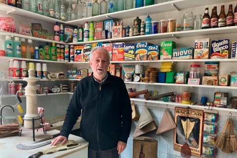 Jaume Figueres en uno de los mostradores.