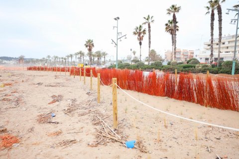 Aspecto de la playa tras el temporal del fin de semana.