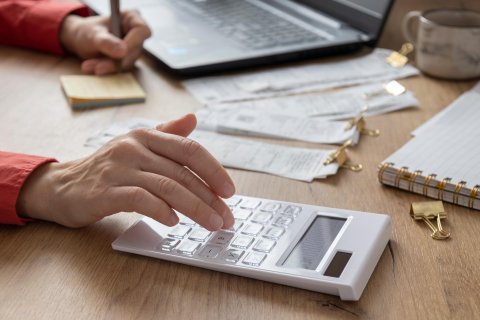 Una persona haciendo la declaración de la renta.