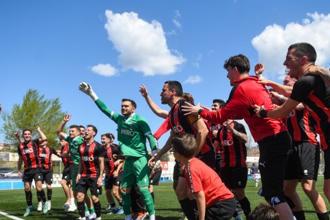 Los jugadores del Reus FCR celebran con el público el ascenso.