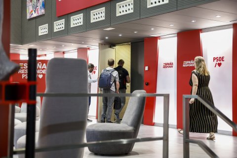 La Unidad Central Operativa (UCO) de la Guardia Civil ha accedido este viernes a la sede del PSOE, en la calle Ferraz, a petición del Tribunal Supremo, para clonar el correo corporativo del exsecretario de Organización del partido Santos Cerdán, investigado por adjudicaciones presuntamente irregulares