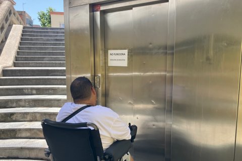 La avería del ascensor de Calafell impidió que lo usasen personas en sillas de ruedas