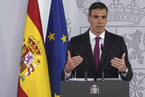 Captura de video de la declaración institucional del presidente del Gobierno, Pedro Sánchez, este domingo en el Complejo de La Moncloa, en la que ha dicho que el acuerdo al que ha llegado con la OTAN para no gastar un 5 % del PIB en defensa permite a España cumplir los compromisos con la Alianza sin necesidad de incrementar su inversión en ese ámbito.