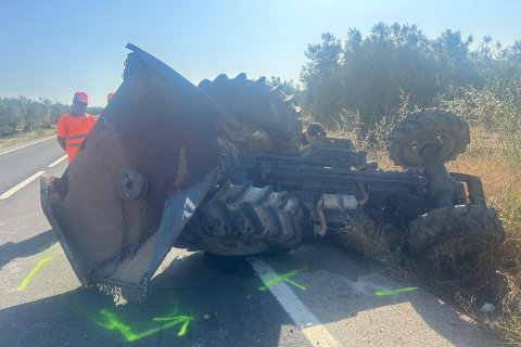 El tractor ha quedado destrozado al recibir el impacto del camión pequeño.​