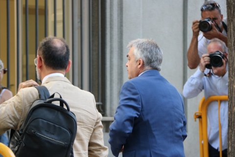 El exsecretario de Organización del PSOE, Santos Cerdán, y su abogado, Benet Salellas, en la entrada al Tribunal Supremo