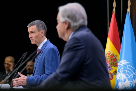 El presidente del Gobierno, Pedro Sánchez (i), y el secretario general de la ONU, António Guterres (d), hacen una declaración tras asistir a la IV Conferencia Internacional de la ONU sobre Financiación para el Desarrollo
