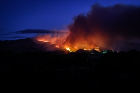 Las llamas que arden en el incendio de Paüls, en la zona del Parque Natural dels Ports