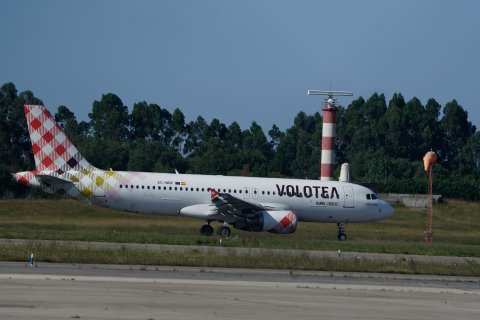 Vista de la llegada de un avión de Volotea este martes, al aeropuerto de Santiago del Monte (Asturias).