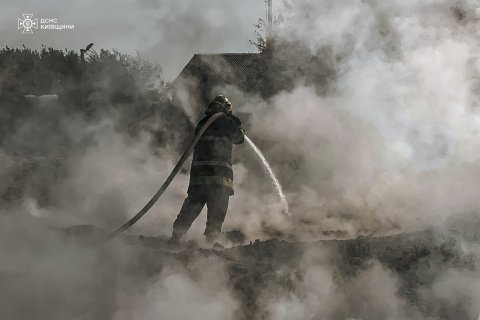 Apagan las llamas de un incendio provocado por el gran ataque.