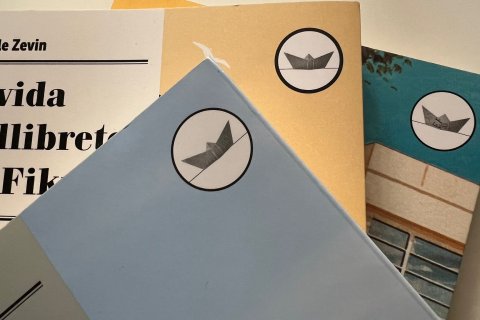 El logo de Edicions del Periscopi en diversos de sus libros.