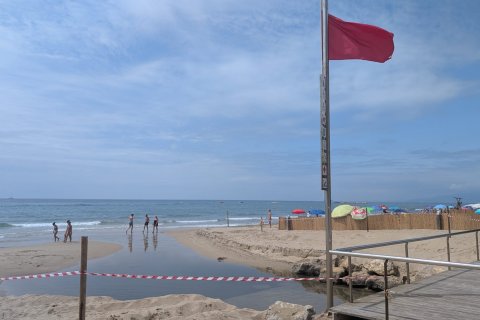La bandera roja ondea en la playa de Ponent de Salou.