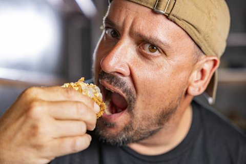 El tono y la estética de Juandi pueden inducir al equívoco. No es un cocinero canallita. Solo es un poco gamberro.