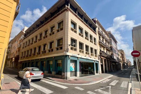 El carrer Doctor Robert és un dels carrers més transitats del centre de la ciutat, per als vehicles que volen creuar del nord cap al sud.