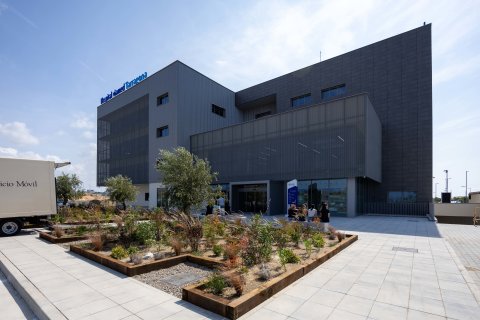 El nuevo hospital está ubicado delante de Les Gavarres, y al lado del Anillo Mediterráneo y de la Ciutat Esportiva del Nàstic.