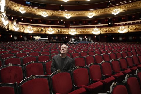 El director de escena norteamericano Bob Wilson posando en la platea del Gran Teatre del Liceu en Barcelona