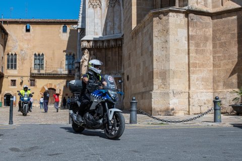 Un agente de la Guardia Urbana de Tarragona en moto.