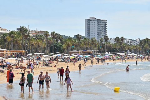 Turistas en la playa de Llevant de Salou, en una imagen de archivo