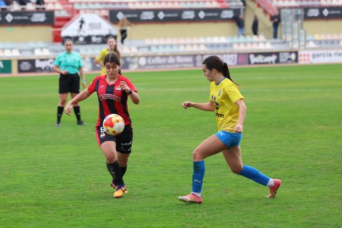 La jugadora del Reus Carme Cendra controla un balón ante Lucía Acero, del Riudoms.