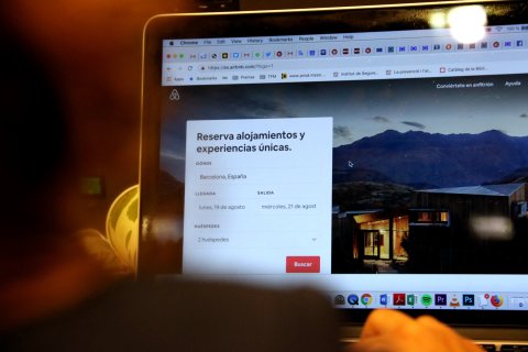 Así se consulta la página web de Airbnb.