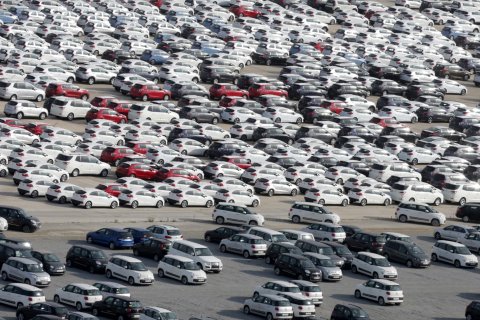 Vehículos por matricular estacionados en el Port de Tarragona, en una imagen de archivo.