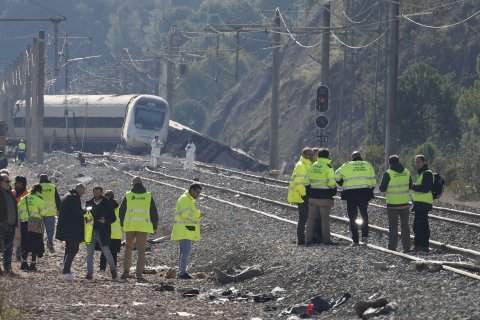 Varias personas trabajan junto a los vagones siniestrados del accidente ferroviario en Adamuz (Córdoba) del pasado domingo.