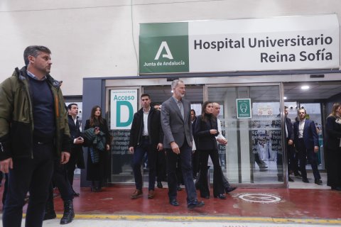 El rey Felipe y la reina Letizia durante su visita a los heridos en el accidente de tren de Adamuz, este martes en el hospital Reina Sofía de Córdoba.