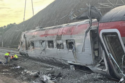 Efectivos continúan este martes los trabajos en el lugar del accidente ferroviario del domingo entre dos trenes en Adamuz (Córdoba).