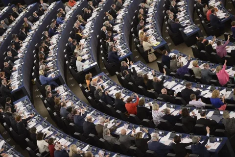 Eurodiputados durante una votación en una sesión plenaria del Parlamento Europeo en Estrasburgo, Francia, en una imagen de archivo.
