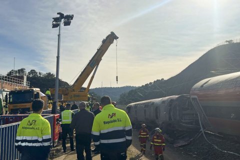 Una grúa trabaja sobre el tren de Iryo accidentado el pasado domingo, en el lugar de descarrilamiento de los trenes de Adamuz (Córdoba).