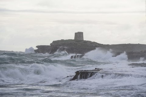 Oleaje en la costa cerca de la localidad menorquina de S