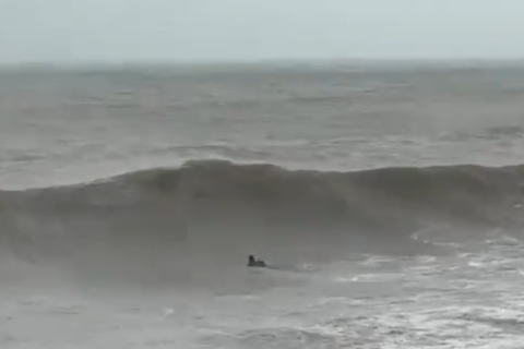 El surfista en el mar.