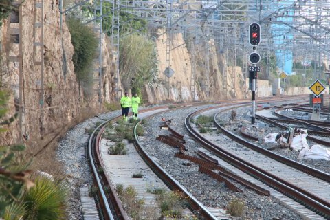 Operarios de Adif revisan una vía a la entrada de la estación de Tarragona, hace unas semanas
