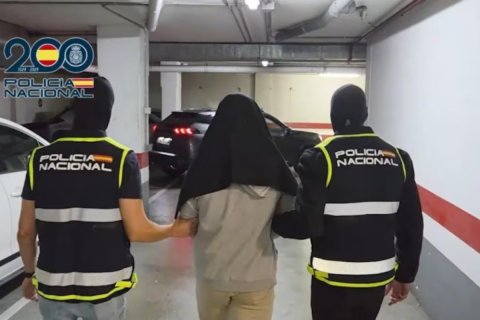 Imagen de archivo de dos agentes de la Policía Nacional durante una detención