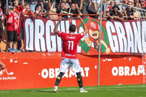 Álex Jiménez anima a la afición durante un partido de esta temporada en el Nou Estadi.