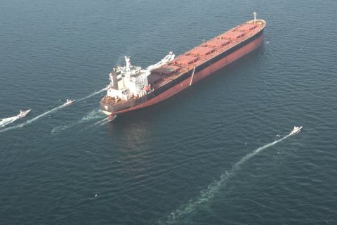 Imagen de un barco cruzando el estratégico estrecho de Ormuz.