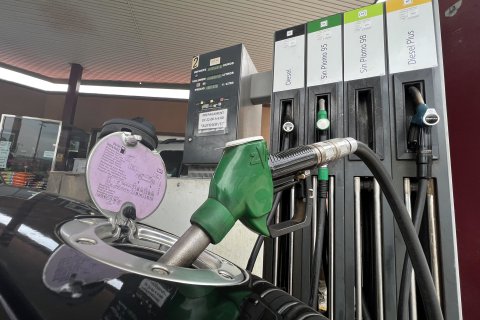 Una moto repostando en una gasolinera.