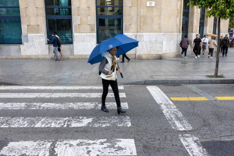 Imagen de archivo de una persona con paraguas en Tarragona durante un temporal de lluvia