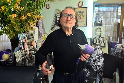 Jordi Gimeno, en su barbería de la plaça de Prim, un clásico de Reus. Foto: Alfredo González.