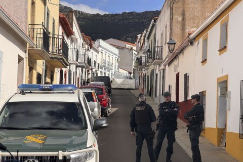 La Guardia Civil practicando diversos registros de propiedades en Hornachos (Badajoz) en el marco de la investigación de la desaparición de Francisca Cadenas, en mayo de 2017
