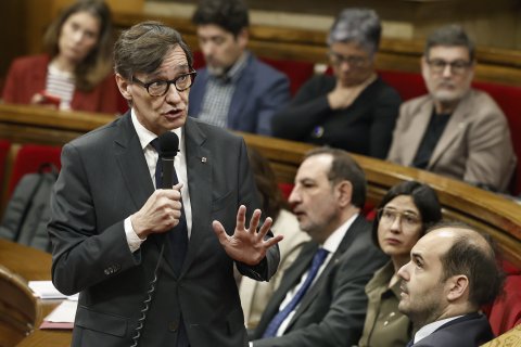 El presidente de la Generalitat de Catalunya, Salvador Illa, durante la sesión de control al Govern en el pleno del Parlment, en plena cuenta atrás para los presupuestos de 2026