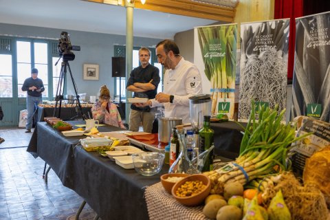 Imatge d’arxiu d’un ‘showcooking’ amb el calçot com a protagonista en una jornada a Valls.