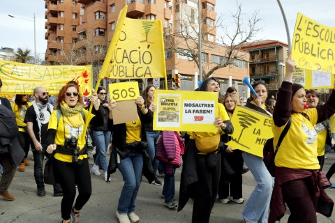 Docentes muestran pancartas y hacen sonar silbatos en la manifestación del profesorado en Lleida