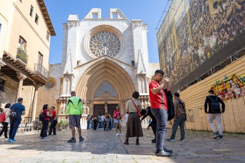 Turistas frente a la catedral de Tarragona.&nbsp;