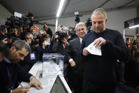 Hansi Flick, vota en presencia de Joan Laporta en las elecciones a presidente del FC Barcelona