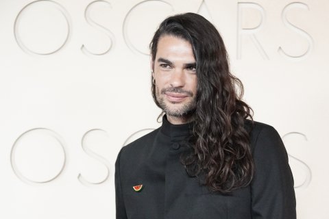 El director y guionista Óliver Laxe posa en la alfombra roja durante la 98º edición de los premios Óscar