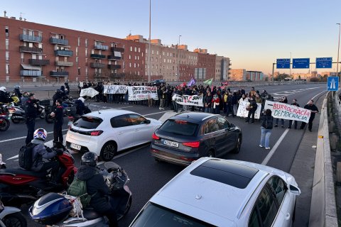 Docentes cortan la C-31 entre Badalona y Sant Adrià del Besòs.