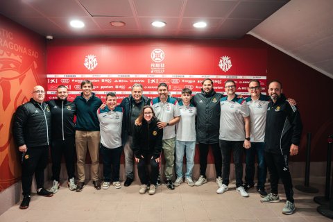Los dos clubes, en el Nàstic tras firmar el acuerdo.