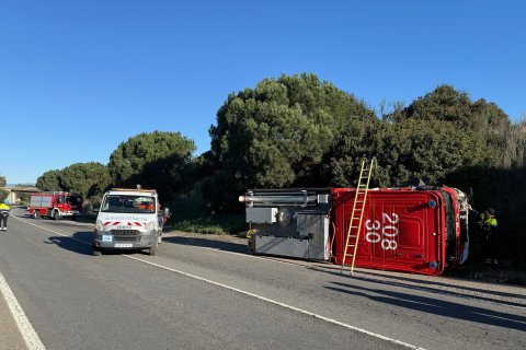 El coche en la grúa y el camión de Bombers.