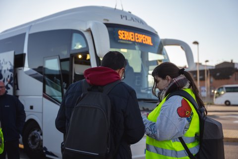 Servicio alternativo de bus por las obras del túnel del Garraf  en la estación del Prat de Llobregat