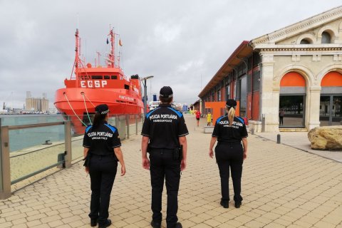 La Policía Portuaria ha oficializado la incorporación de diez nuevos agentes a su plantilla, una medida estratégica para mejorar la vigilancia de las instalaciones
